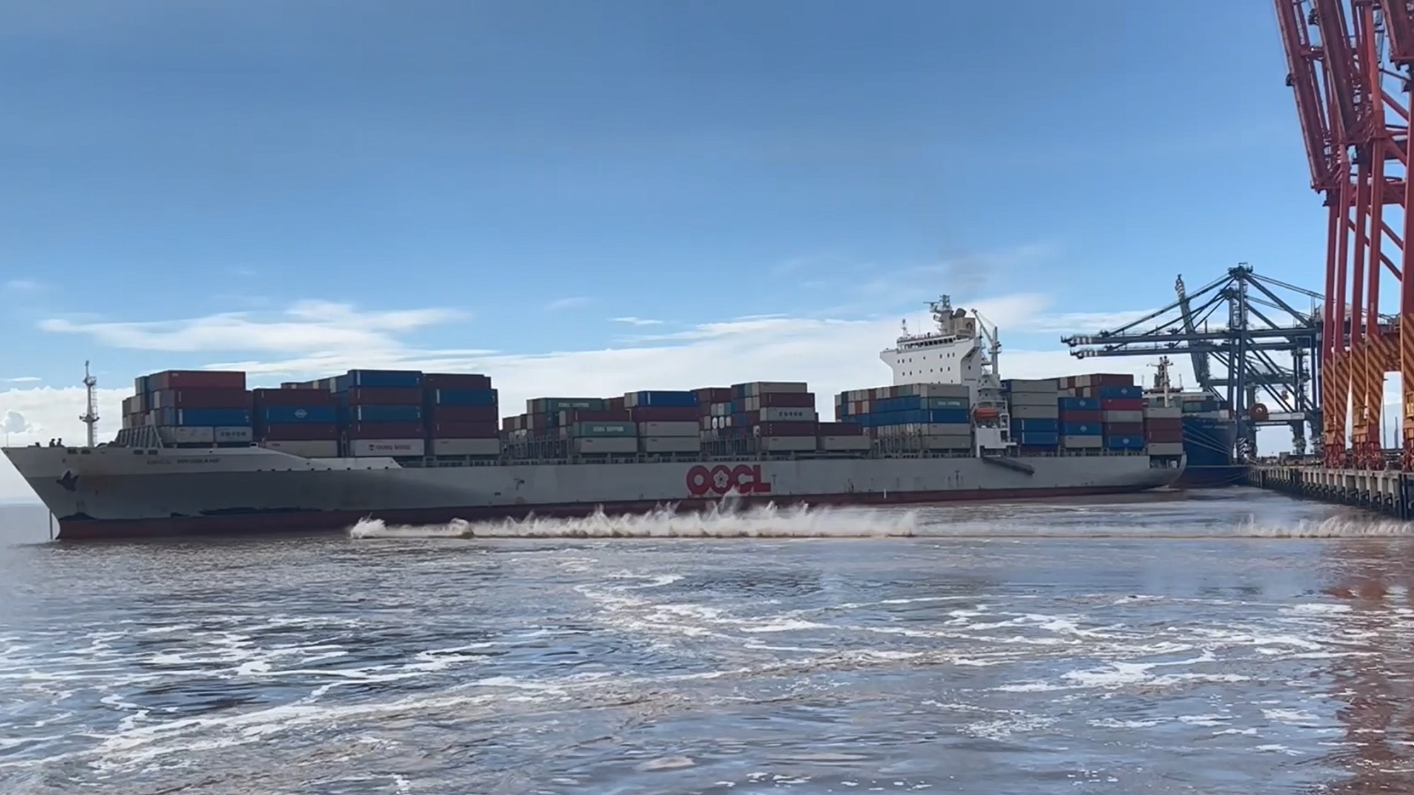 Figure 5: OOCL Brisbane breaking away (image shows the last headline parting)