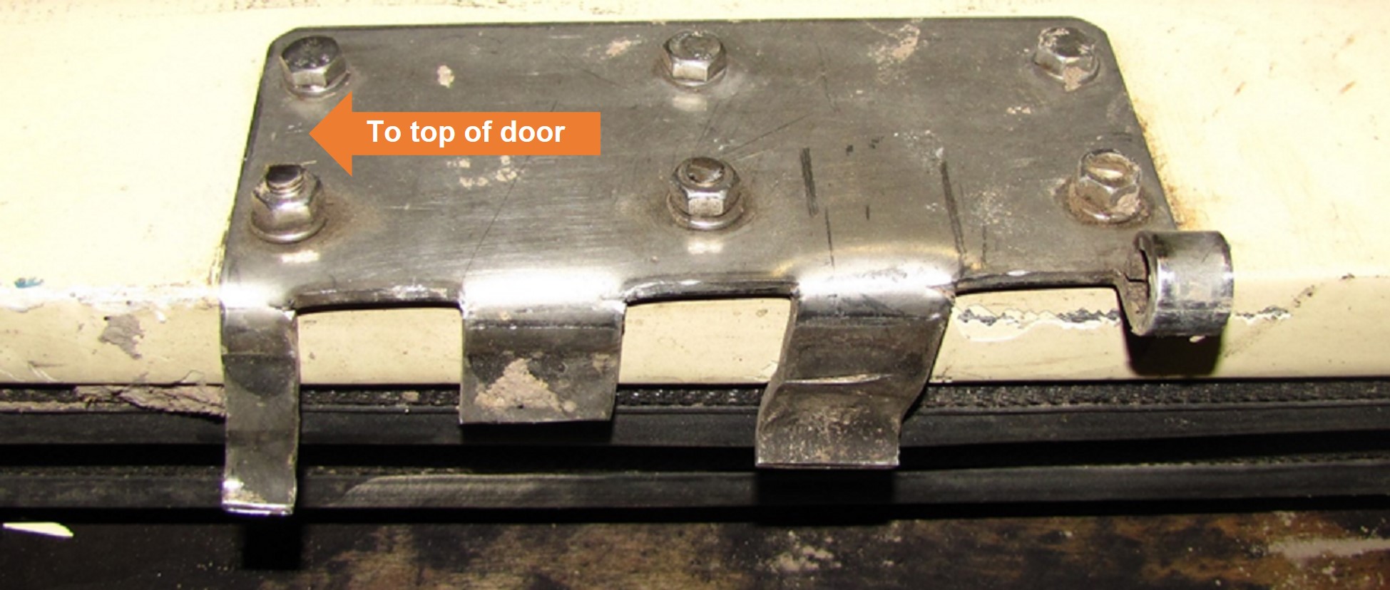 Figure 27: Failed hinge knuckles (upper hinge)