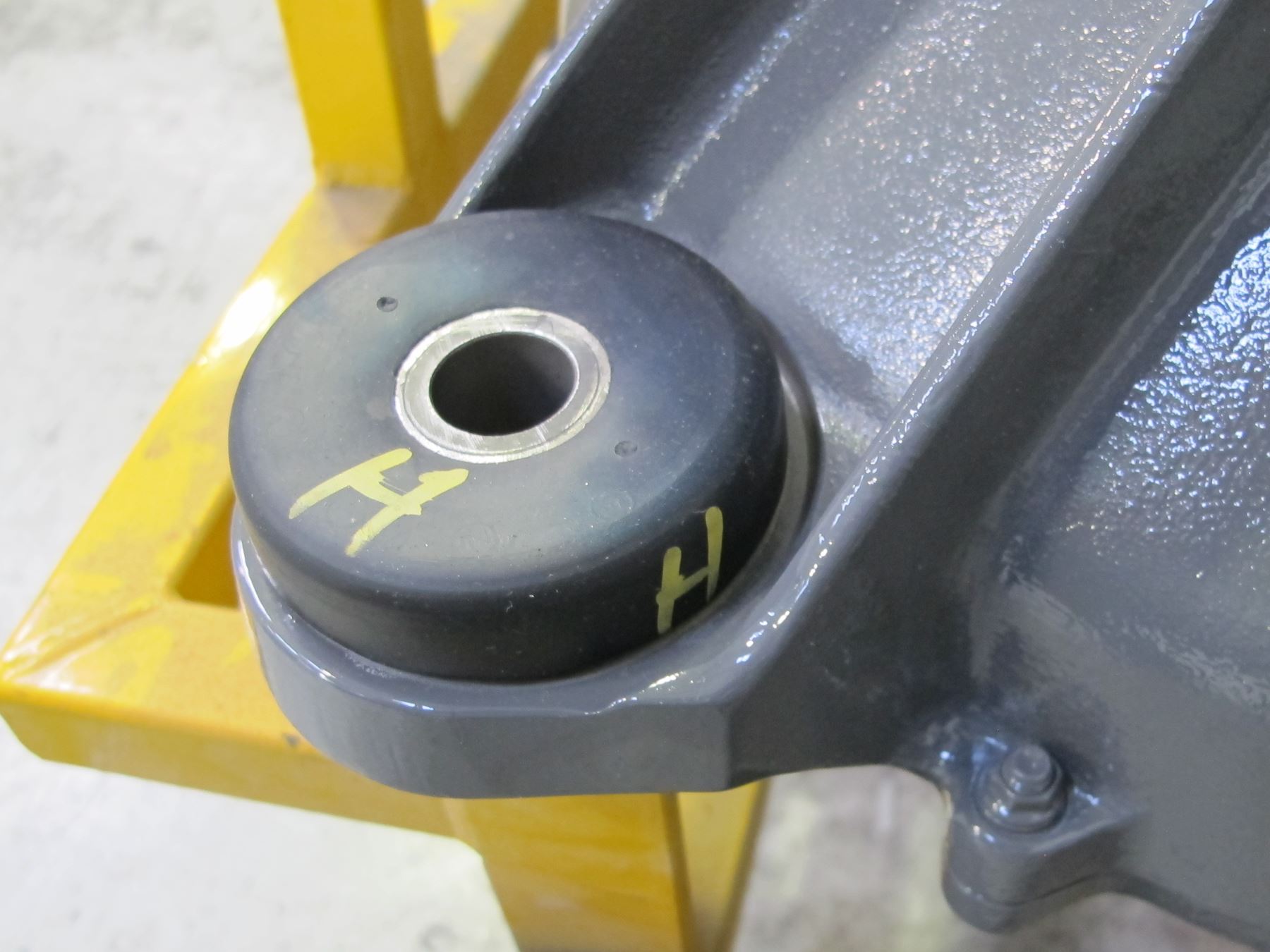 Figure 2: A653-2 gearbox mount installed. Source: Robinson Helicopter Company