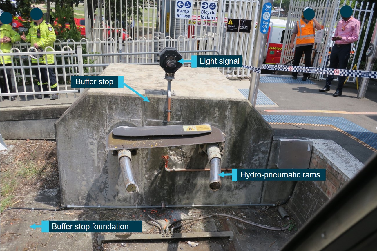 Figure 8: Platform 2 buffer stop of Richmond Station. This diagram shows the post-collision damage to the buffer stop on Platform 2, details at Richmond Station, and the light signal attached to the buffer stop.<br />
Source: ATSB