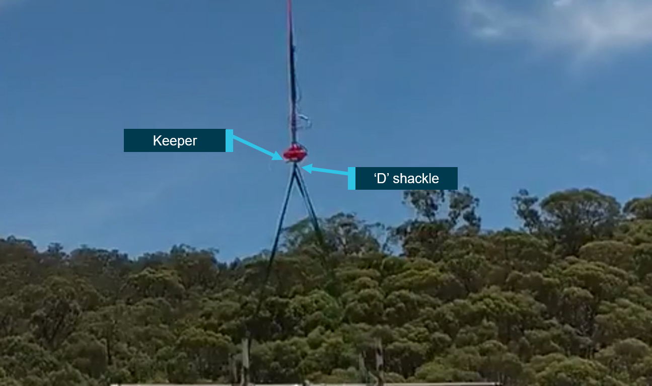 Figure 4: Image shows that the ‘D’ shackle was behind the keeper.<br />
The image shows that on departure after the load had been adjusted, the ‘D’ shackle was behind the keeper.<br />
Source: Helicopter operator A, annotated by the ATSB