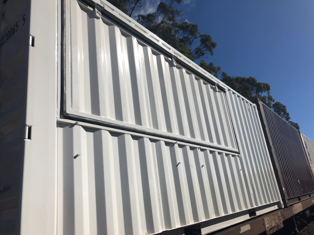 Figure 1: View of the container showing the awning on one side.<br />
Source: Pacific National