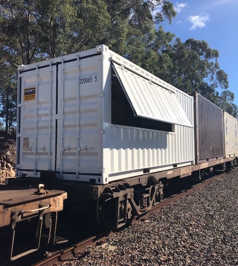 Figure 2: View of the container with the open ‘door’ and ‘window’ (awning).<br />
The image shows the awning open when inspected at Craven North. The container number 2200655 is also visible on the end door<br />
Source: Pacific National