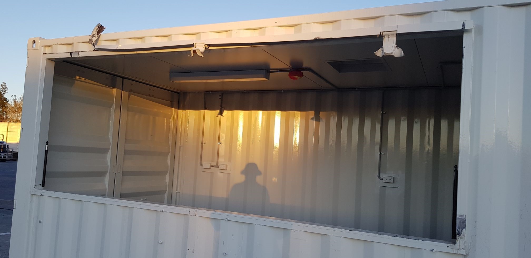 Figure 4: View of the container showing the damage from the missing awning.<br />
Source: Pacific National