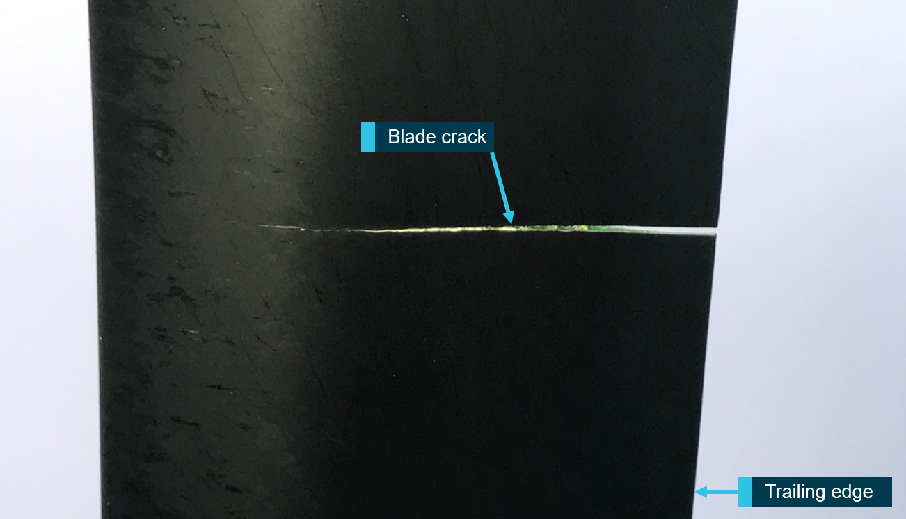 Figure 2: Closer view of the cracked main rotor blade from the lower surface.<br />
Source: North Australian Helicopters, annotated by ATSB