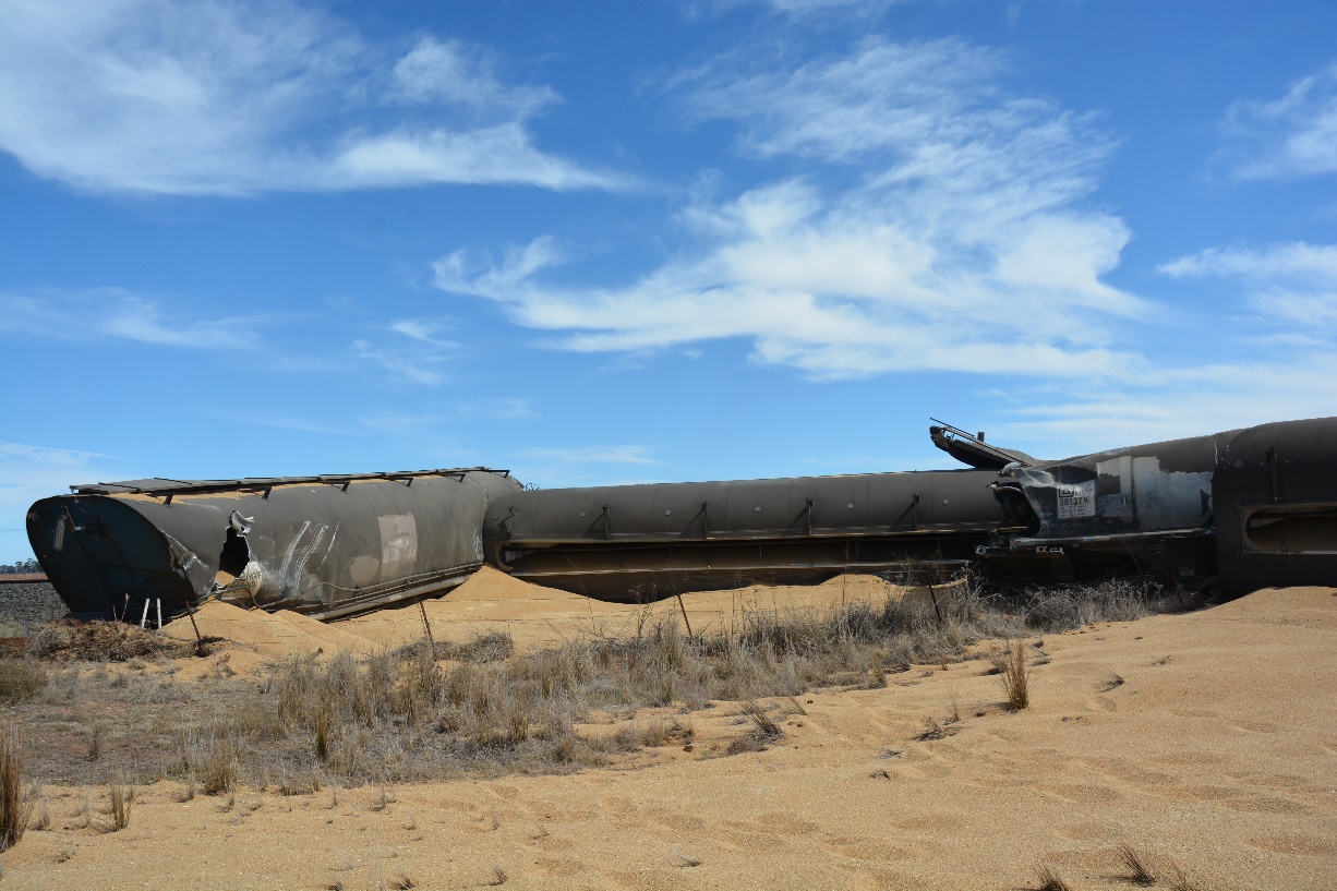 Figure 2: Derailed wagons and grain spillage.<br />
Source: ATSB