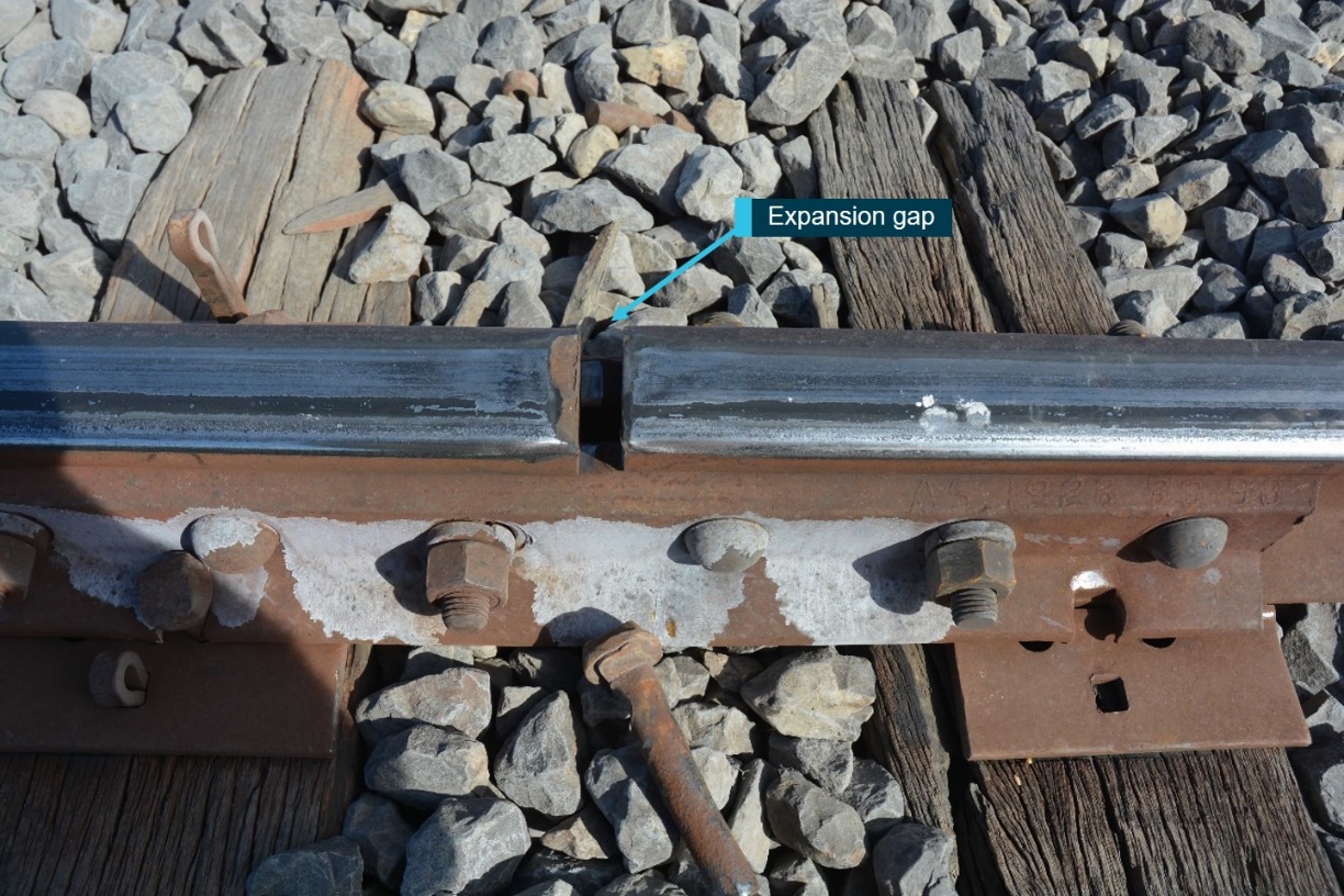 Figure 6: Rail joint.<br />
This figure shows the expansion gap at the rail joint on the down rail at 536.989 km.<br />
Source: ATSB