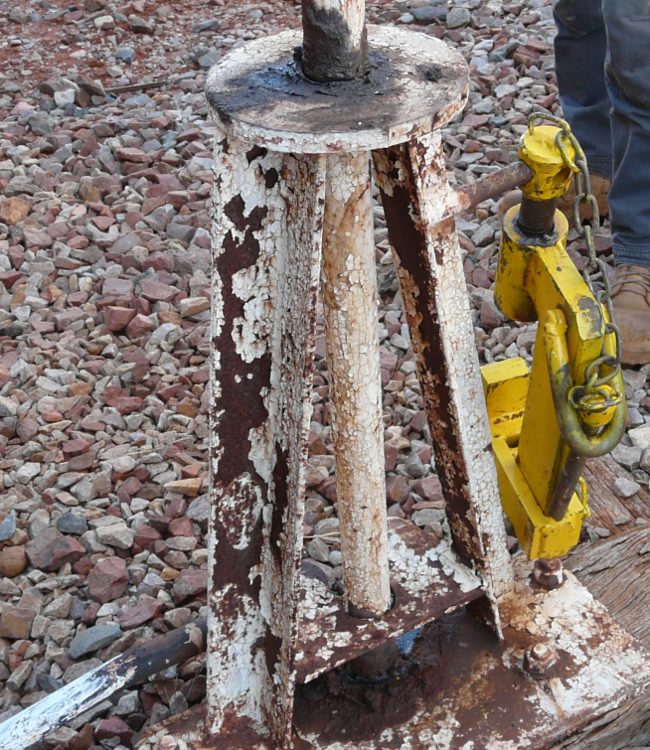 Figure 7: ARTC example of correct storage arrangement for a point clamp on a point indicator stand.<br />
Source: Australian Rail Track Corporation