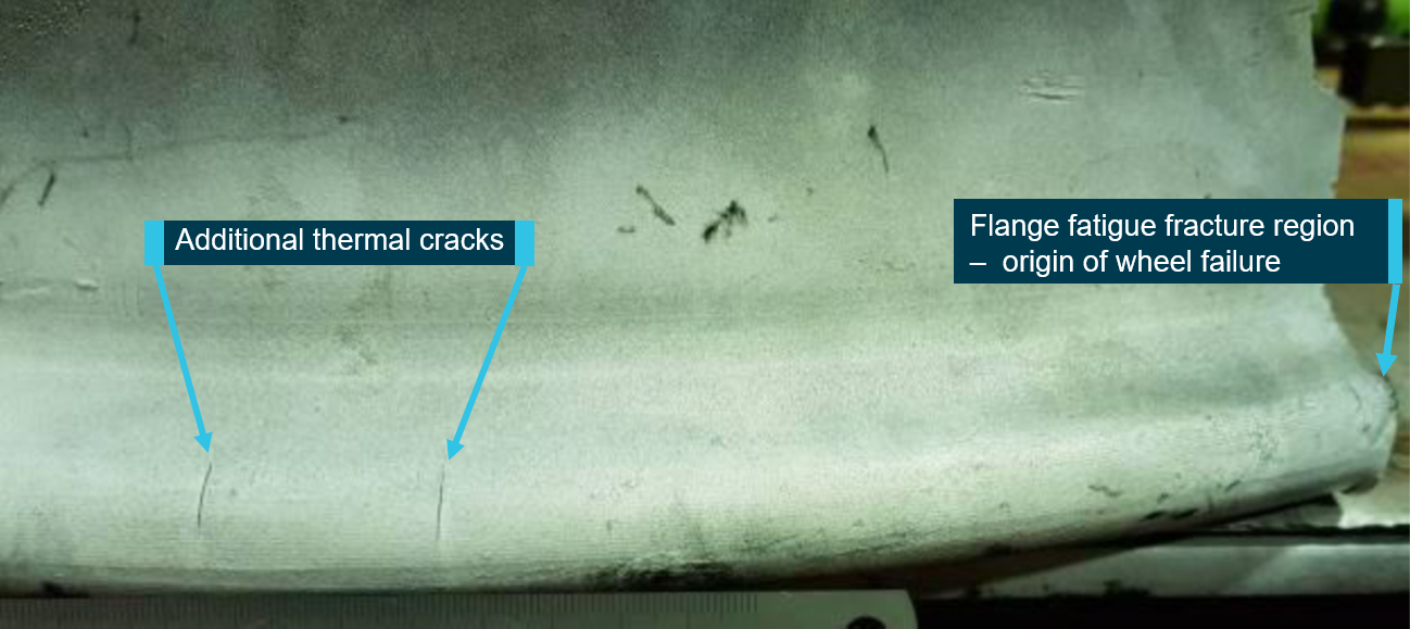 Figure 4: Thermal cracks adjacent to the flange fatigue fracture region.<br />
The surface has been cleaned and prepared for examination. Coloured dye has been used to highlight the cracks.<br />
Source: Bureau Veritas, annotated by ATSB