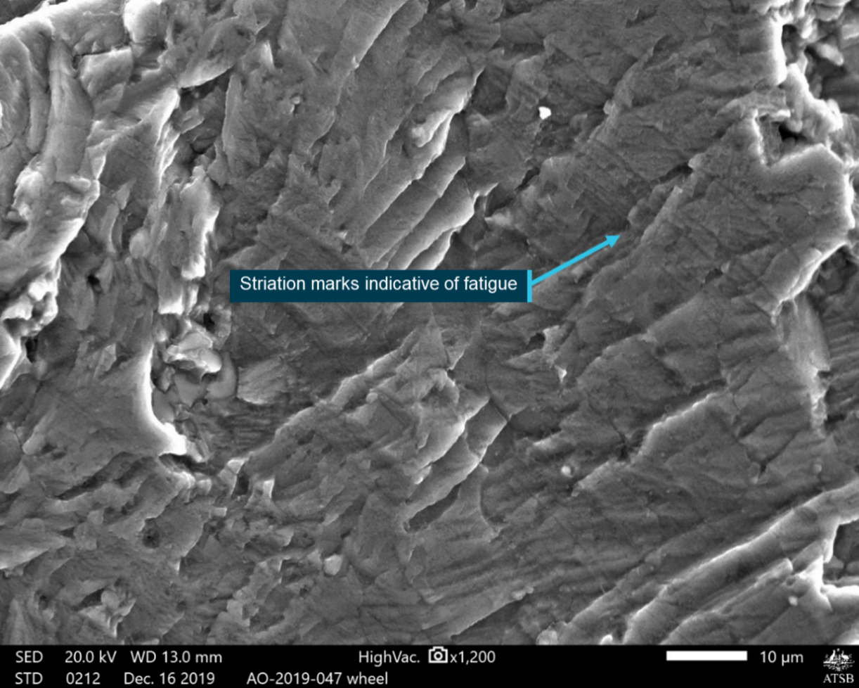 Figure 5: Area of fatigue surface showing step-wise crack formation.<br />
Source: ATSB