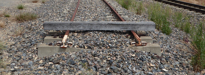 Figure 5: Bordertown siding runaway protection.<br />
Restraining device installed at Bordertown. A rectangular piece of hardwood timber of approximately 300 by 200 mm, bolted to the track, known as a baulk. Source: ATSB