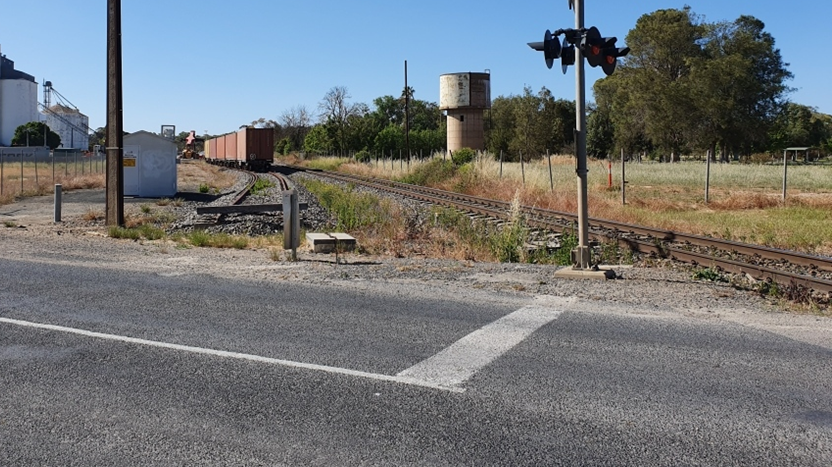 Figure 6: Bordertown siding – runaway wagons, runaway protection and level crossing.<br />
Runaway wagons stopped about 40 m from the baulk. The image illustrates how wagons that might roll to the end of the track may encroach on the road and level crossing. Source: ATSB