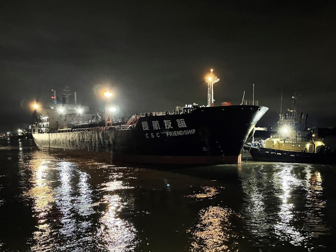 Figure 2: CSC Friendship aground at Lytton Rocks Reach with tug in attendance